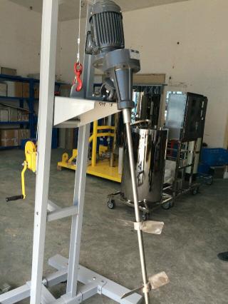 鋁合金材質(zhì)，外形美觀，結(jié)構(gòu)輕巧，操作移動簡便。