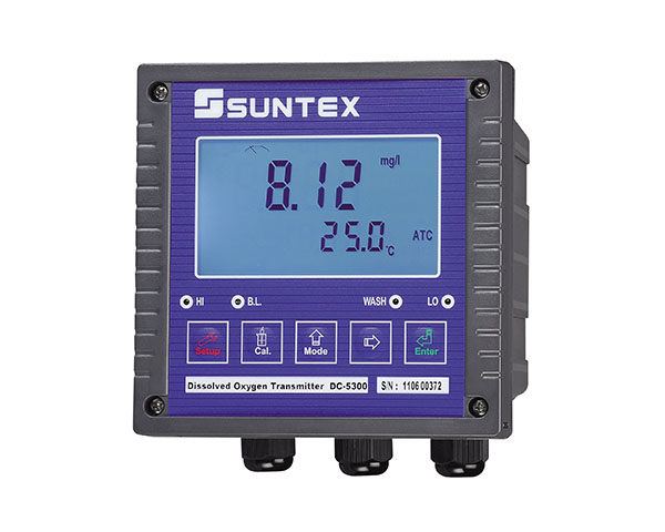 ■ 144X144 標(biāo)準(zhǔn)設(shè)計酸堿度/氧化還原變送器 ■ 一體成型外箱、透明前蓋設(shè)計，具防水、防酸氣等功能 ■ 大型液晶顯示幕，pH/ORP、Temp.手動按鍵切換顯示 ■ LED 燈號指示 Hi、Lo 動作狀態(tài) ■ 具手動校正；手動/自動選擇溫度補償?shù)裙δ?■ 操作簡單方便