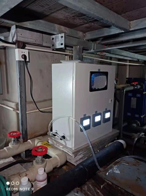 泳池五參數在線檢測儀 檢測參數： pH, ORP 余氯,濁度， 溫度      大型泳池水質檢測，水上樂園泳池加藥系統典型配置圖：  使用場合：大型私人游泳池，水上樂園，室內專業游泳場所，SPA健身中心，室外專業泳池。  包含：PH測試儀，ORP測試儀，余氯測試儀，濁度測量儀，溫度等測量參數顯示儀表  三臺或者四臺加藥計量泵可選，投加絮凝劑計量泵， 加酸計量泵，加氯計量泵和除藻劑加藥泵